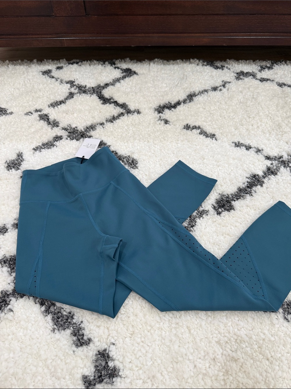 Iris & Ink High Rise 3/4 legging in Green
Size XS
